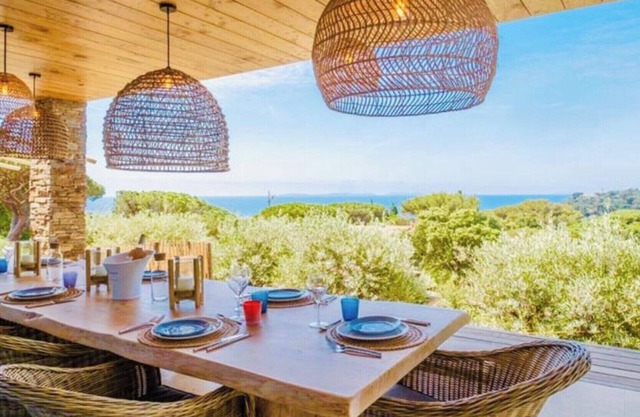 GIGARO PENINSULA OF SAINT TROPEZ, VILLA SEA VIEW, BEACH ON FOOT. PRIVATE VILLA