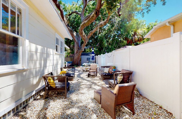 Gillespie Park Pool Cottage | House in Sarasota