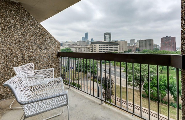 Gina - City Condo | River Views | Parking Incld