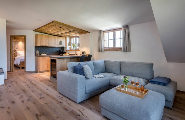 Gipfelglück-chalet-suite mit 60qm, Schlafzimmer, Wohnraum mit Küche und Bad mit Sauna