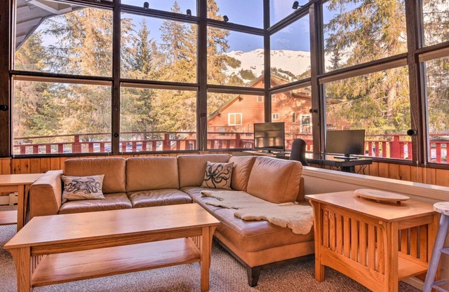 Girdwood slopeview chalet - Hot Tub, Sauna, Two apartments! Walk to Alyeska.