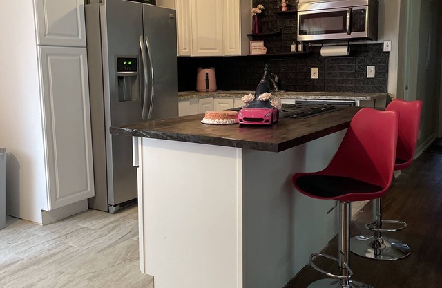 Girly Theme bungalow, 10 minutes to downtown. 25 minutes to the airport.