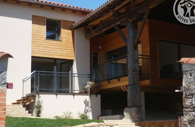 Gite Chazelles-sur-Lyon, 4 bedrooms, 10 persons