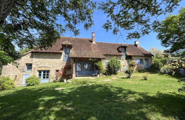 Gîte de la Doit, in the countryside, sleeps 14, private pool