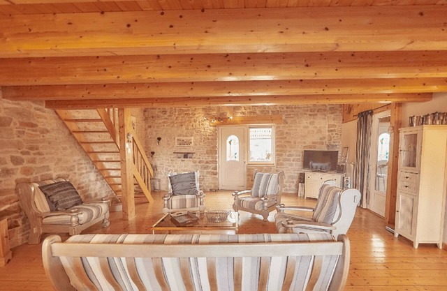 Gite des flâneurs du Jura: Large holiday home for 15 people near Arbois. Land, c