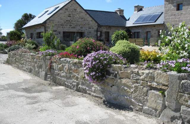 Gîte for 4 people with swimming pool and jacuzzi in outbuilding for relaxation