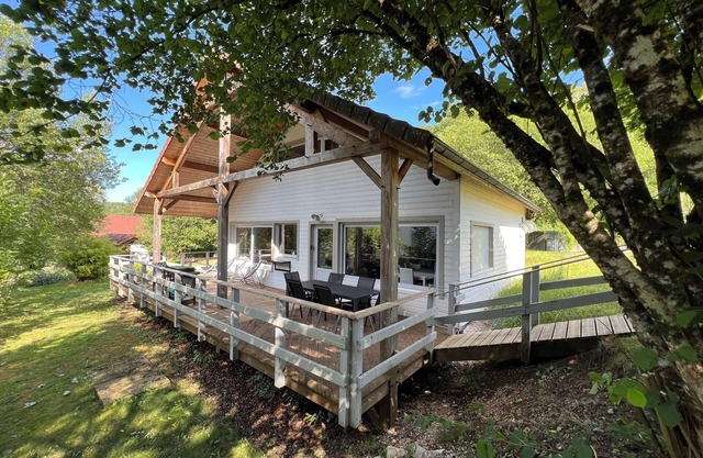 Gite for 6-9: wooden house w/a high-quality contemporary layout & lots of space