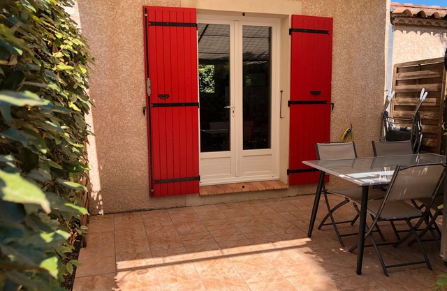 Gîte 'L'Olivier' with Wi-Fi and Air Conditioning