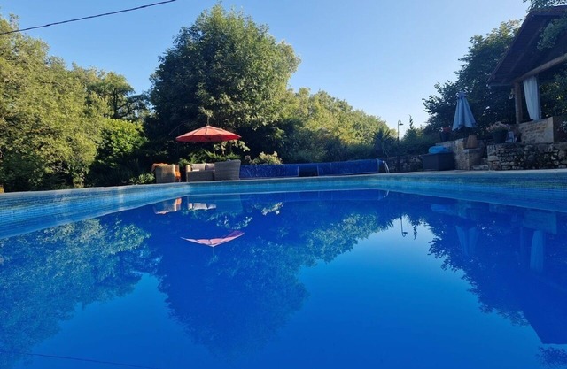 Gite sleeps 4/5 with uninterrupted view of the pool