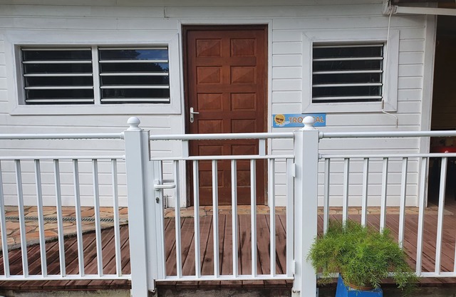 Gîte Tropical (1 to 6 pers: 2 bdrms) fenced property & huge swimming pool