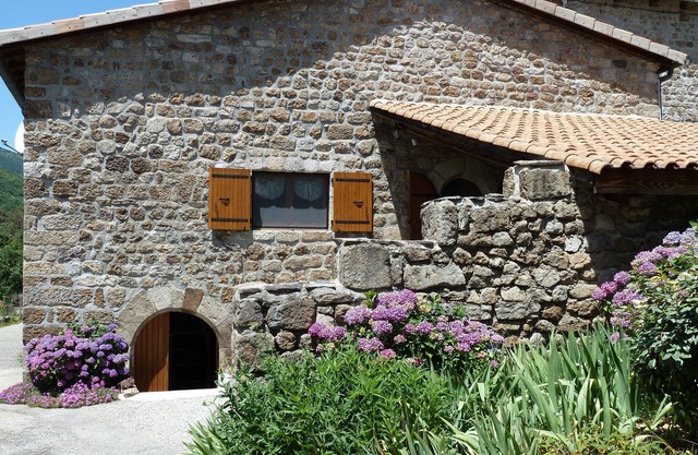 Gîte with character in local stone, very quiet location, beautiful surroundings