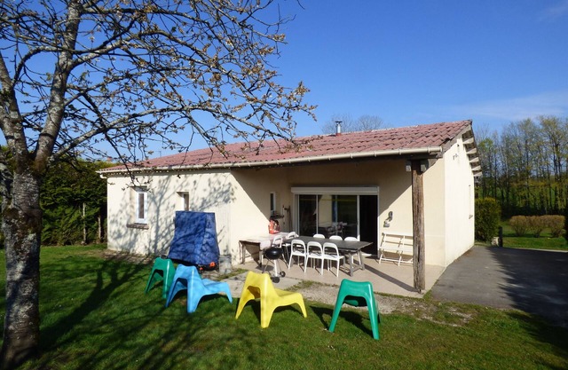 Gîte with private, covered, heated swimming pool 150 m away