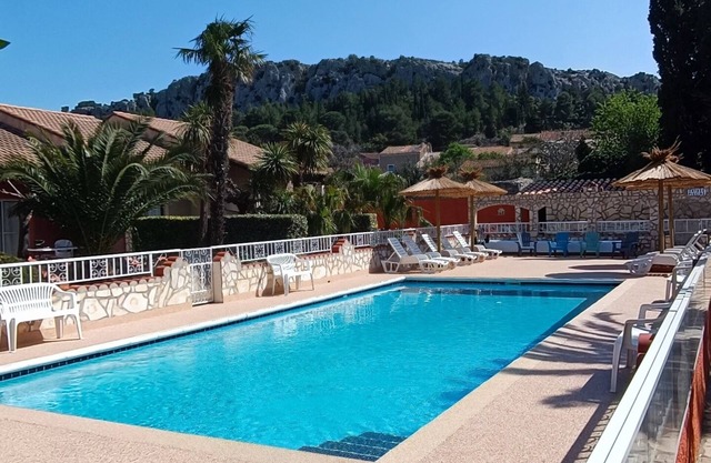 Gitelacapelle with 3 swimming pool rooms, 10mm from wild beaches, tropical setting .