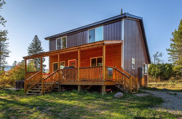 Glacier National Park-cozy, rustic home w/hot tub, just 6 minutes to the park