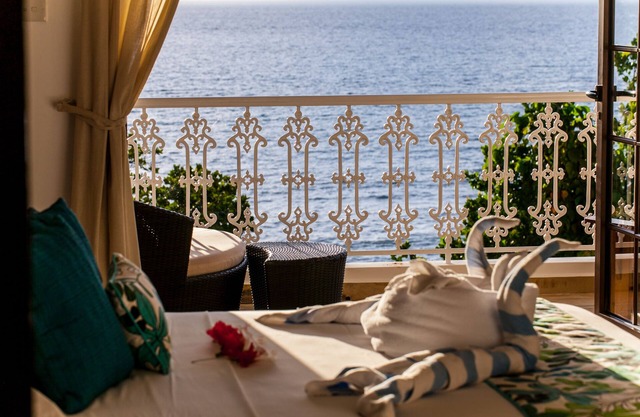 Glacis: Beach-front self-catering Villa