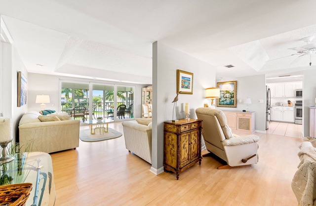 Glades Golf & Country Club-Large, Updated 2/2 Condo near Shopping, Beach & Pier