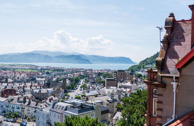 Glain Orme - Four Bedroom Cottage, Sleeps 10