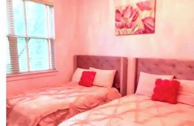 Glamorous “Pink & Perfect” Midtown/FREE Parking