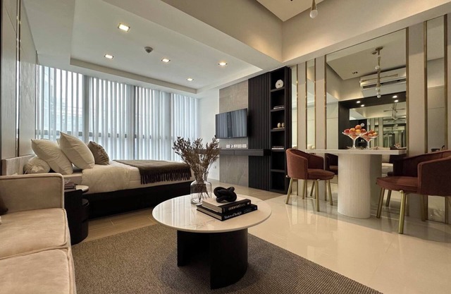 Glamorous stay at Uptown Parksuites BGC