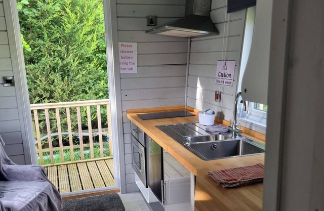 Glamping Hut - Sleeps 2, hot tub & parking