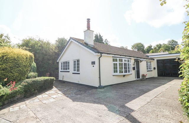 GLAN DWR, pet friendly, country holiday cottage in Red Wharf Bay