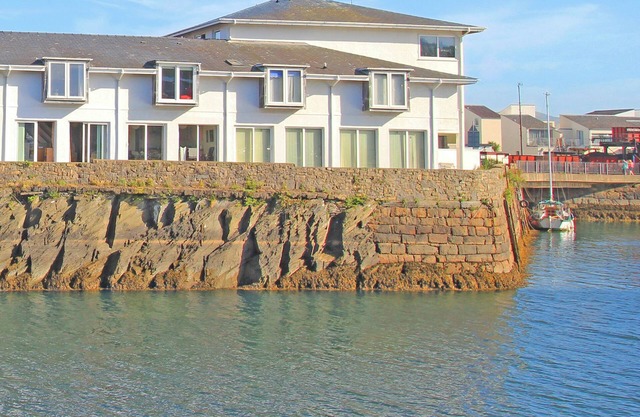 GLASLYN RETREAT, pet friendly, country holiday cottage in Porthmadog