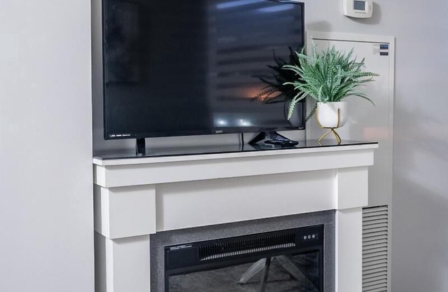 GLOBALSTAY. Luxury 2Bd 2BR Metro Sheppard. Free parking