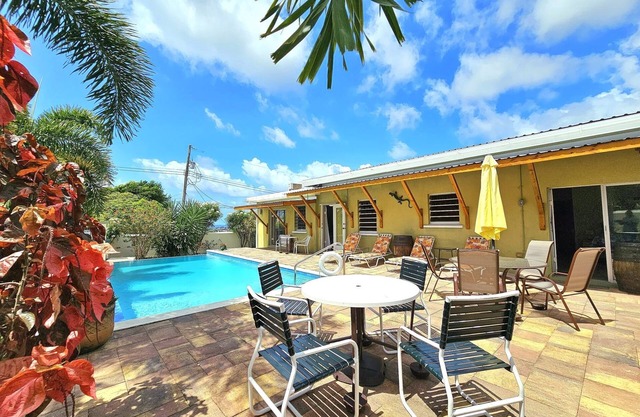 Gloria’s Retreat n3-bedroom 3.5-bathroom Villa with AC