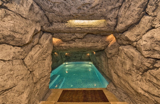 Glorious Hotel
