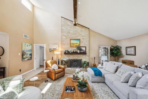 Gmas House 3 BR 2 BA House with fully Fenced Backyard