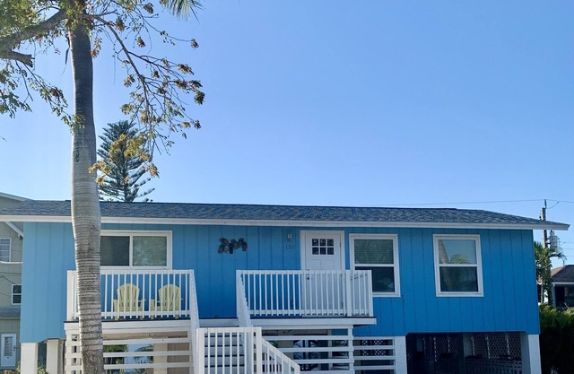 "GO BIG BLUE" - Beach Cottage - Amazing Beach Location!