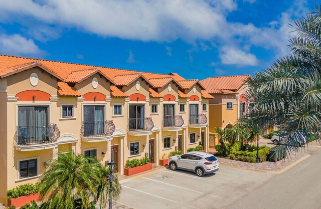 Gold Coast Townhouse with 2BR at Diamante 48 by Bocobay