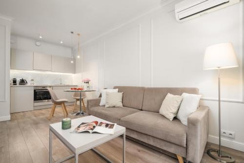 Golden Apartments - Luxury Stay for up to 10 Guests in Mennica Residence, Warsaw Center