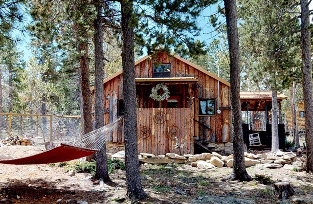 Golden, Eldora. Lil Frying Pan Cabin Pets Welcome