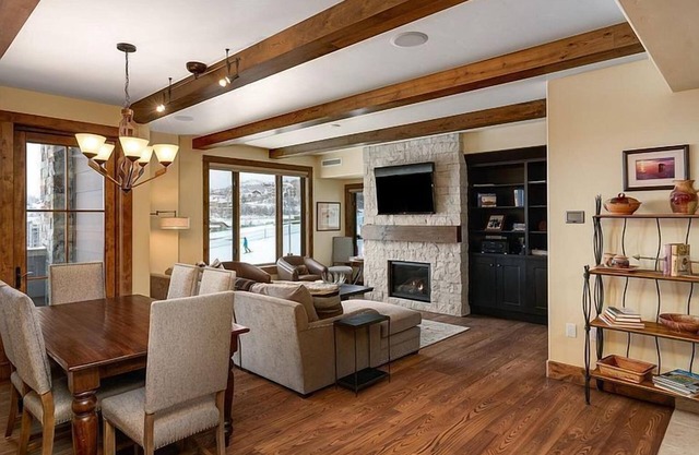 Golden Hour View, Edgemont Luxury with direct Ski Slope Access and Views!
