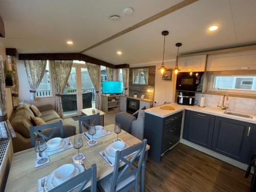 Golden Palm Resort - Bordeaux Deluxe - Coastal Caravan Breaks