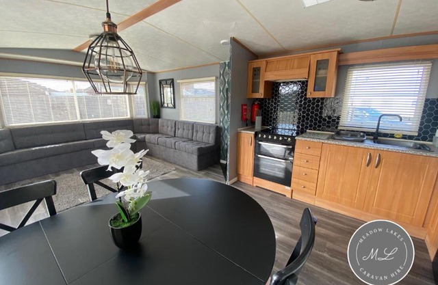 Golden Palm Resort - Palm Grove 3 - Pet friendly & WiFi - Meadow Lakes Caravan & Lodge Hire