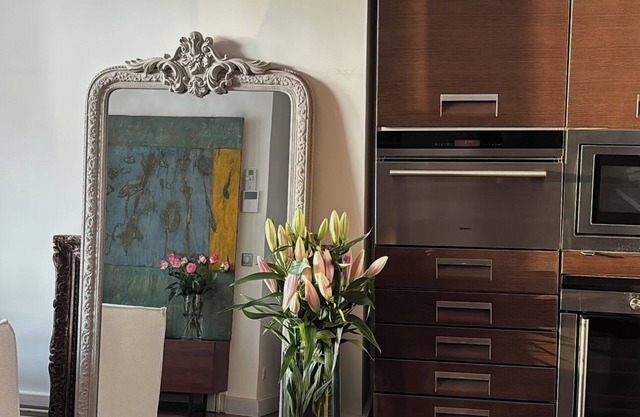 Golden triangle luxury apartment