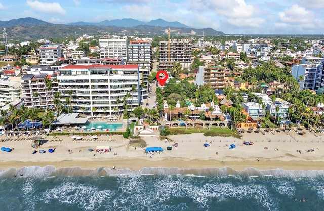 Golden Zone 1BR - Only 99 Steps to Beach!