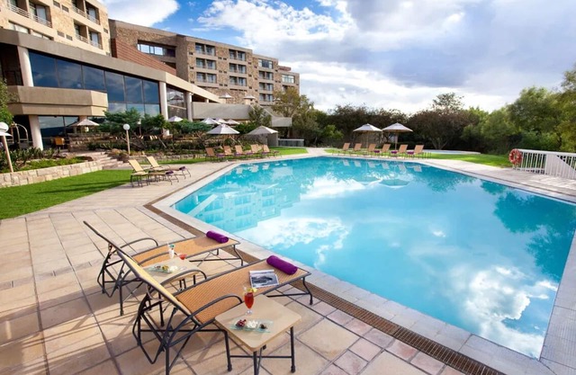 Golf Break at Maseru Golf Course! Outdoor Pool & Spa Center, FREE Parking!