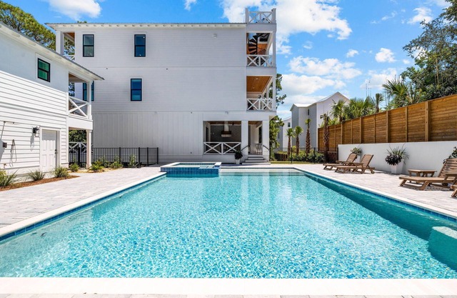Golf Cart+10 Bikes! 5-Min Walk to Beach! Pool+Spa (Heatable) 8 Bed+Carriage Home