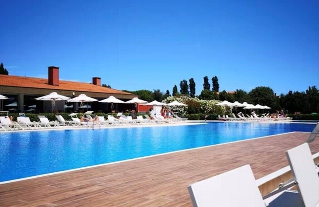 GOLF CLUB APARTMENT A FEW MIN FROM THE SEA, WITH LARGE POOL AND TERRACE