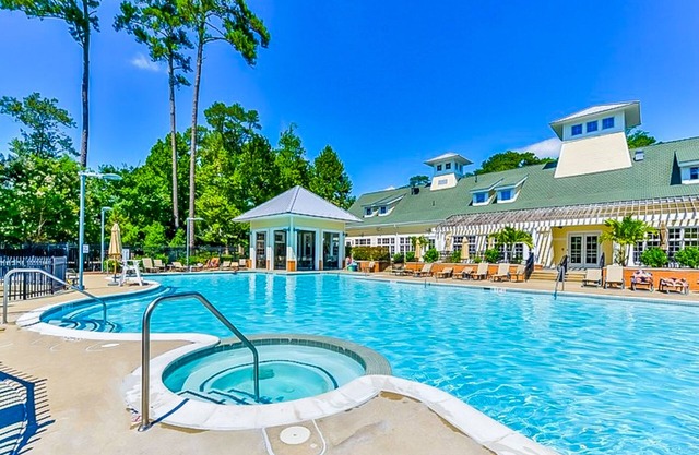 Golf course-adjacent condo with access to a pool, hot tub, & fitness room