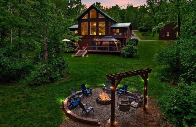 Golf Simulator Huge Game Room Hot Tub Cozy Cabin in Hocking Hills