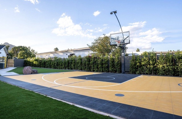 Golfer's Dream- chipping, putting, bunkers and more!