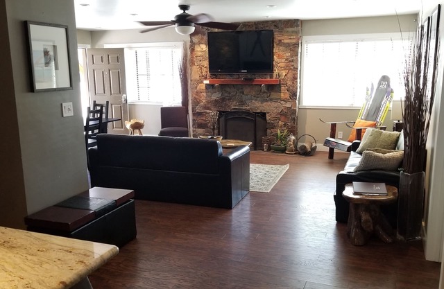 Gondola Lodge Main House Downstairs 3br+full kitchen+game room, spa, Pool Table