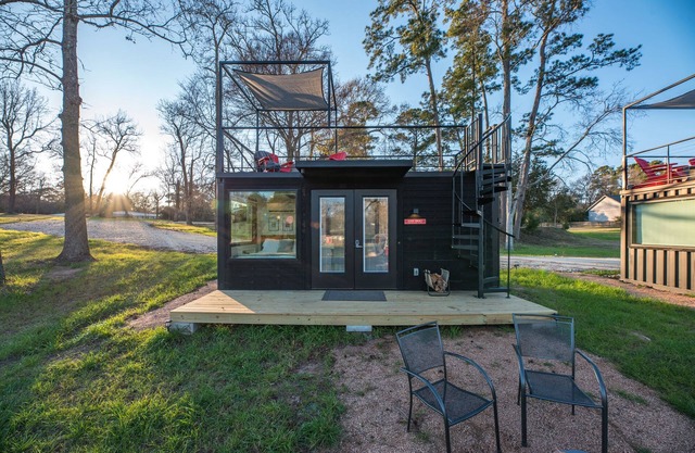 Good Smoke -2 mins to Lake Conroe! Rooftop deck, Heated Pool, Fire Pit