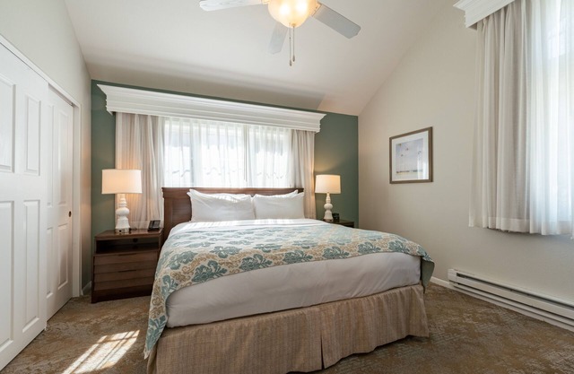 Good-Value Accommodation! 3 Convenient Units, Kitchen, Onsite Parking!