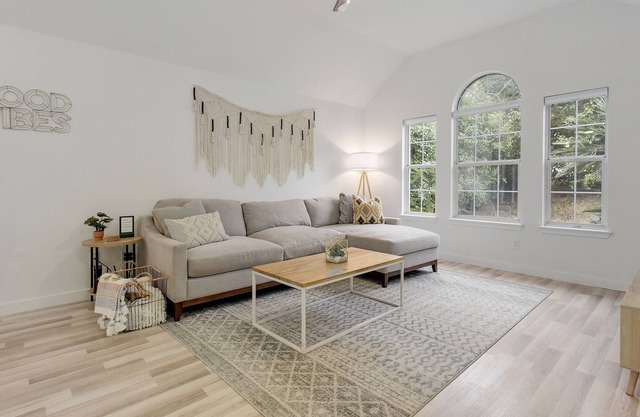 Good Vibes House with Playground & Pet-Friendly!