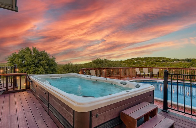 GORGEOUS 10 ACRE HILL COUNTRY ESTATE HOT TUB+GAME ROOM mins to Lake Travis